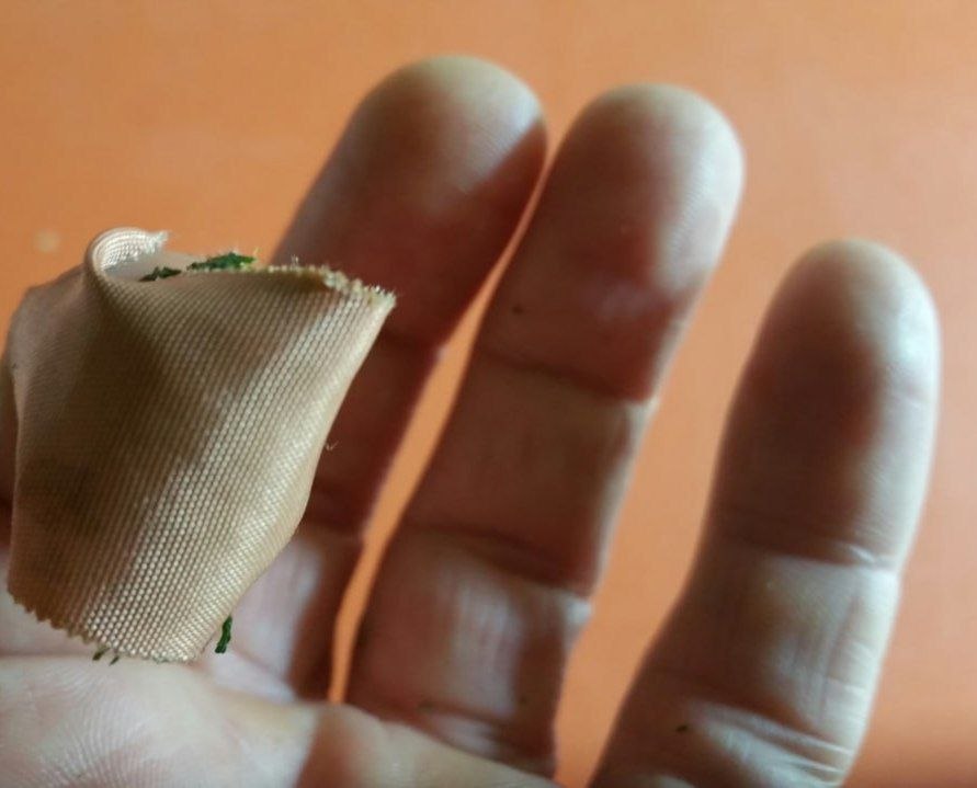 La pâte d'achillée dans un morceau de tissu, en guise de compresse