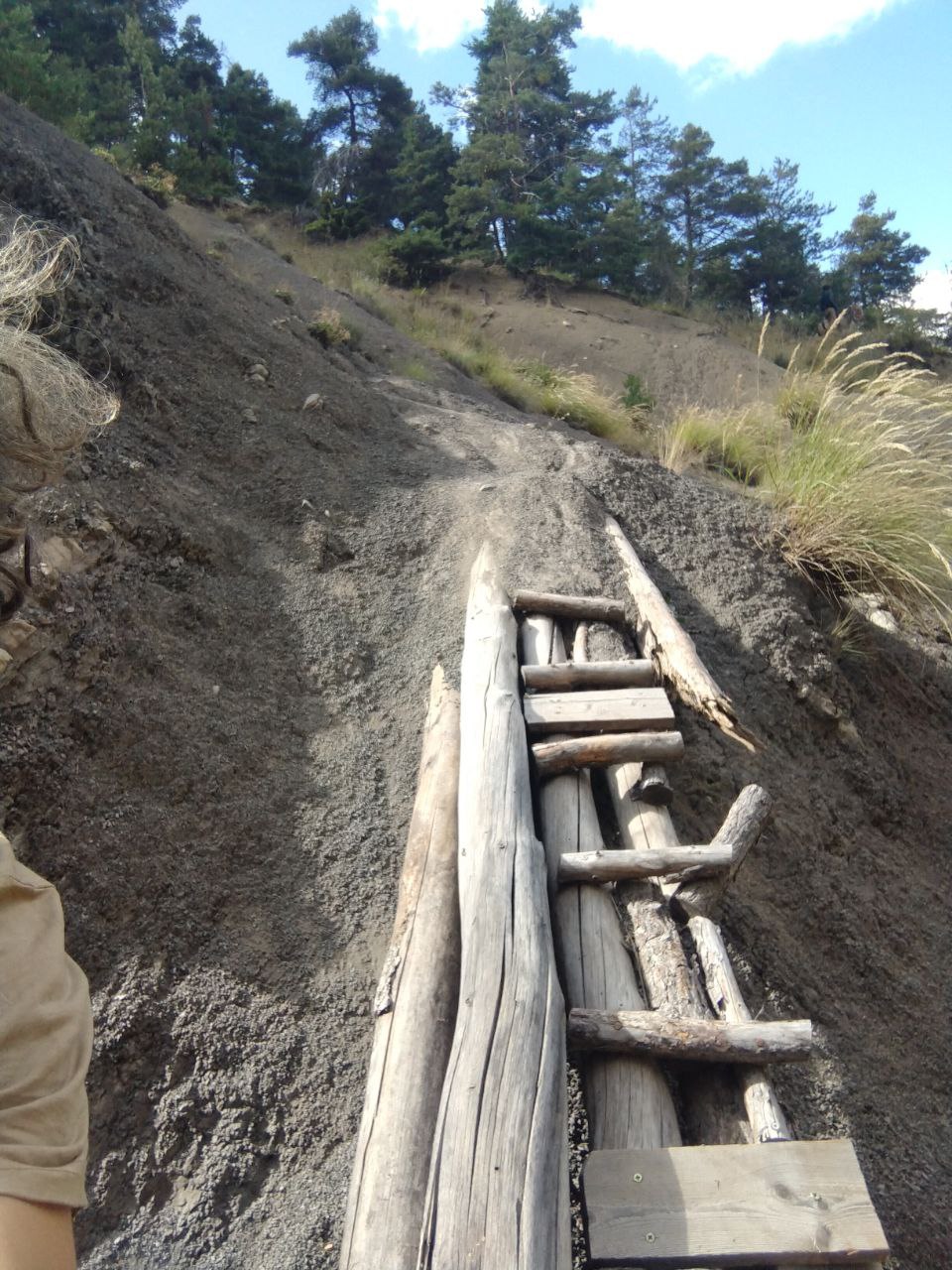 Passage très raide aménagé de rondins sur une pente érodée