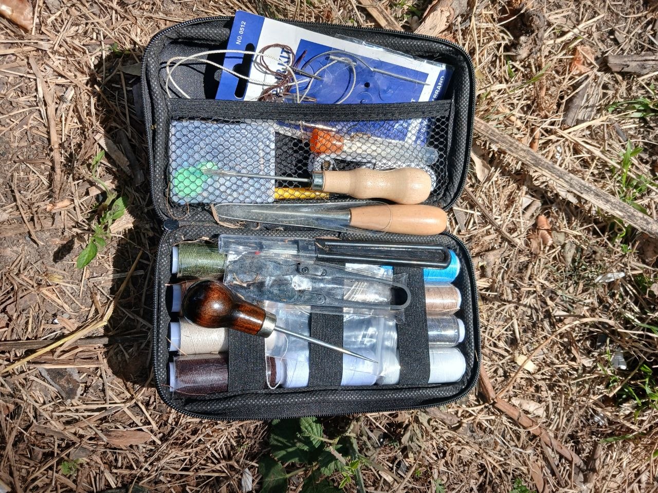Une trousse de bourrellerie pour la couture du cuir, avec poinçons et aiguilles