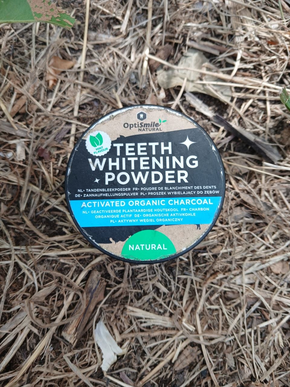 Une poudre dentaire au charbon actif achetée en pharmacie
