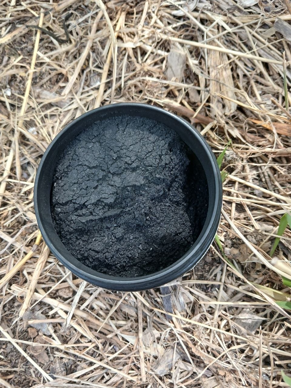 La poudre de charbon noire dans son pot