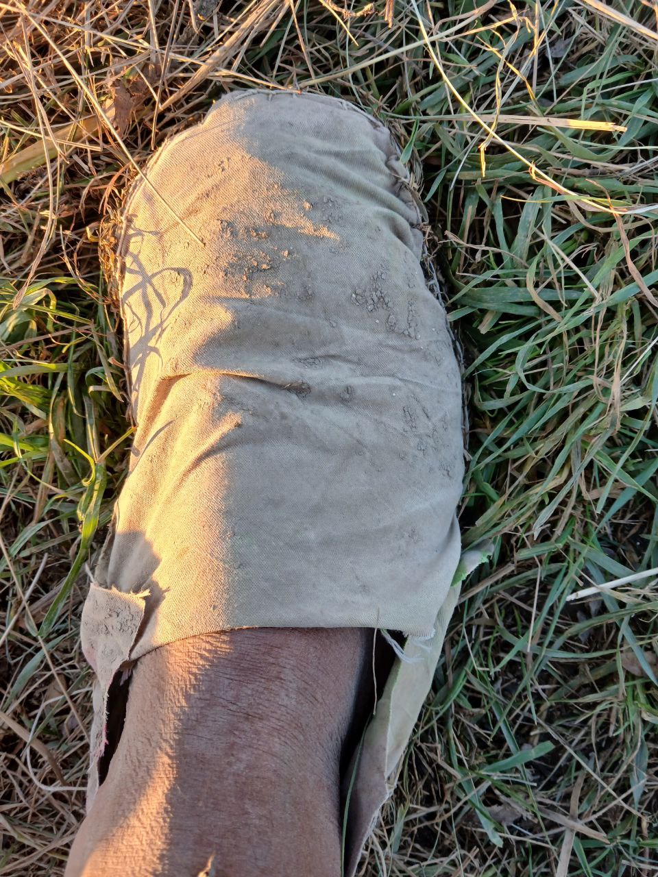 La chaussure terminée, portée au pied