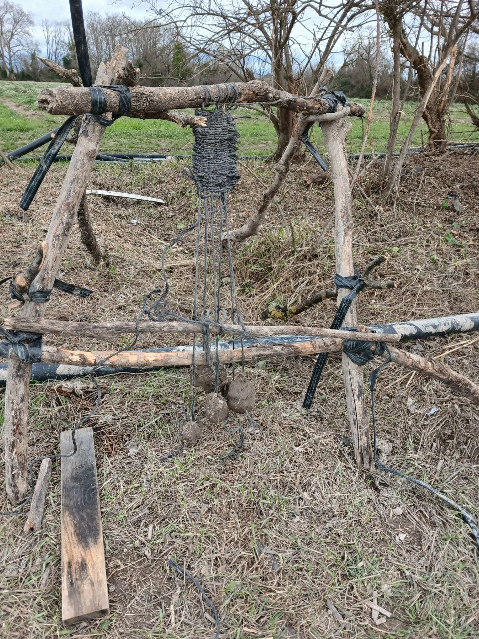 Un métier à tisser de fortune, monté en branches liées