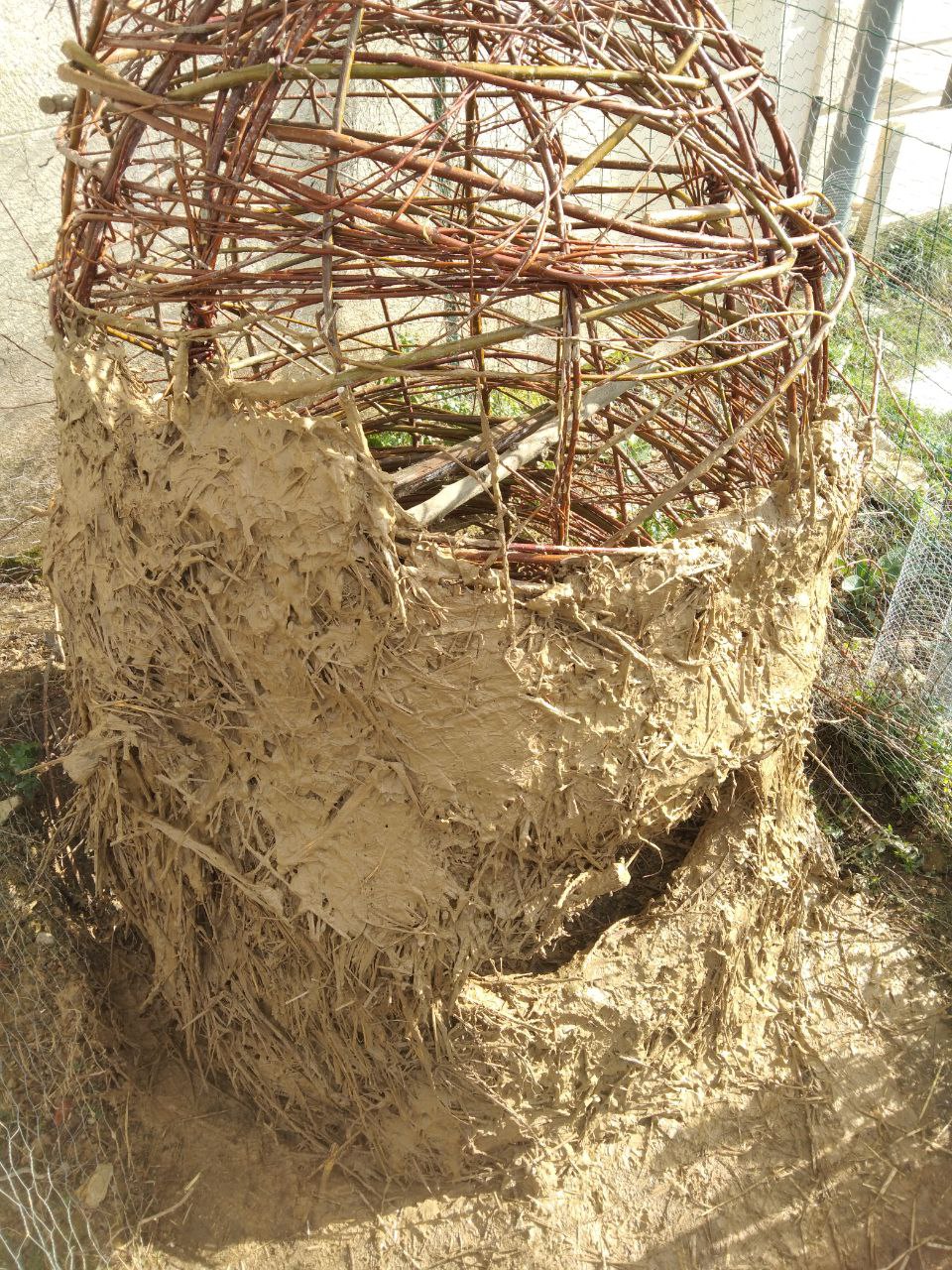 La structure en partie recouverte de terre-paille