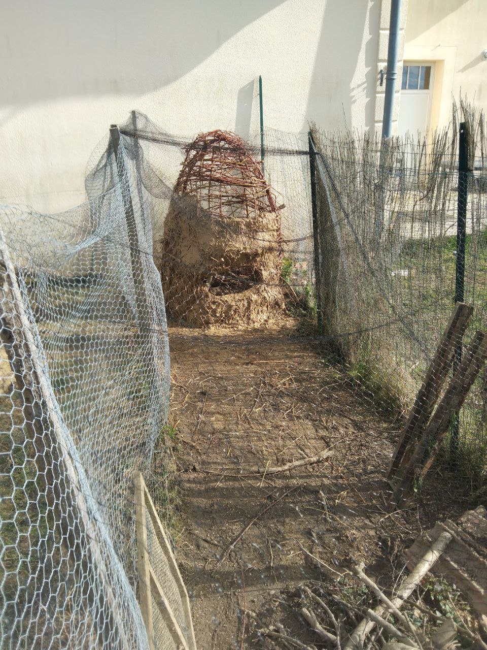 La structure en place dans le jardin