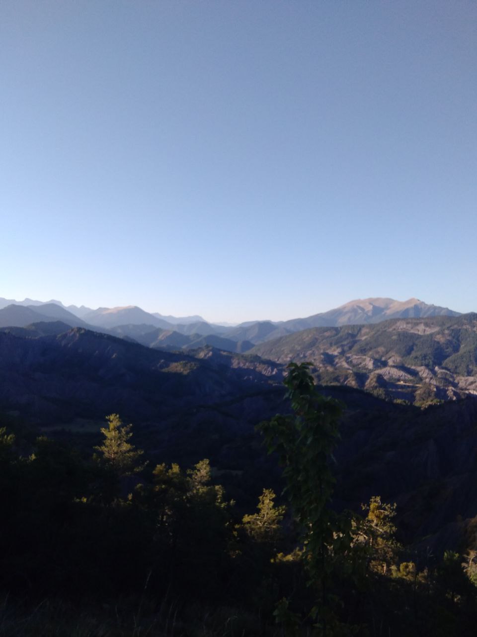 Panorama de montagnes au petit matin