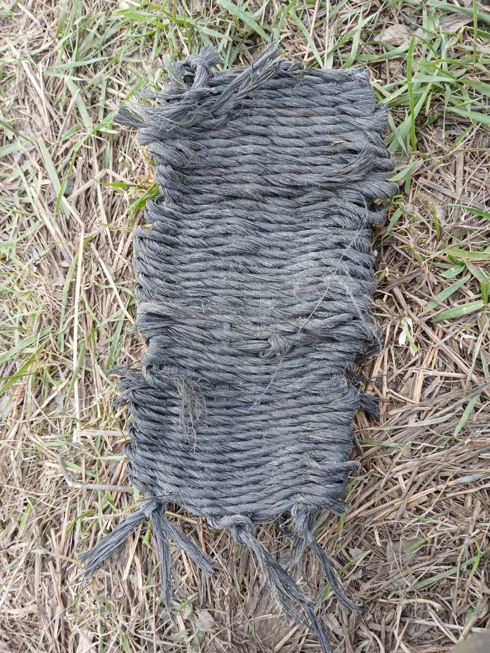 Le premier tissage, en ficelle noire récupérée