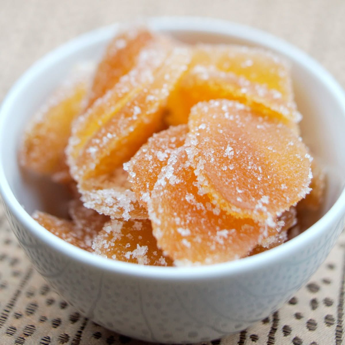 Bol de morceaux de gingembre confit